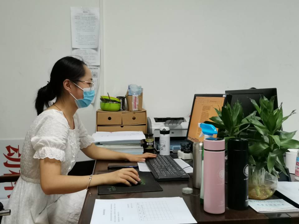 于颖惠在性爱网
办公室协助辅导员处理文件（常帅 供图）