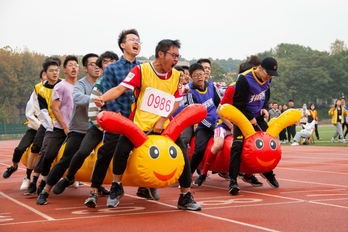 公共管理性爱网师生在参加同舟共济项目(学通社记者 何鑫 摄)