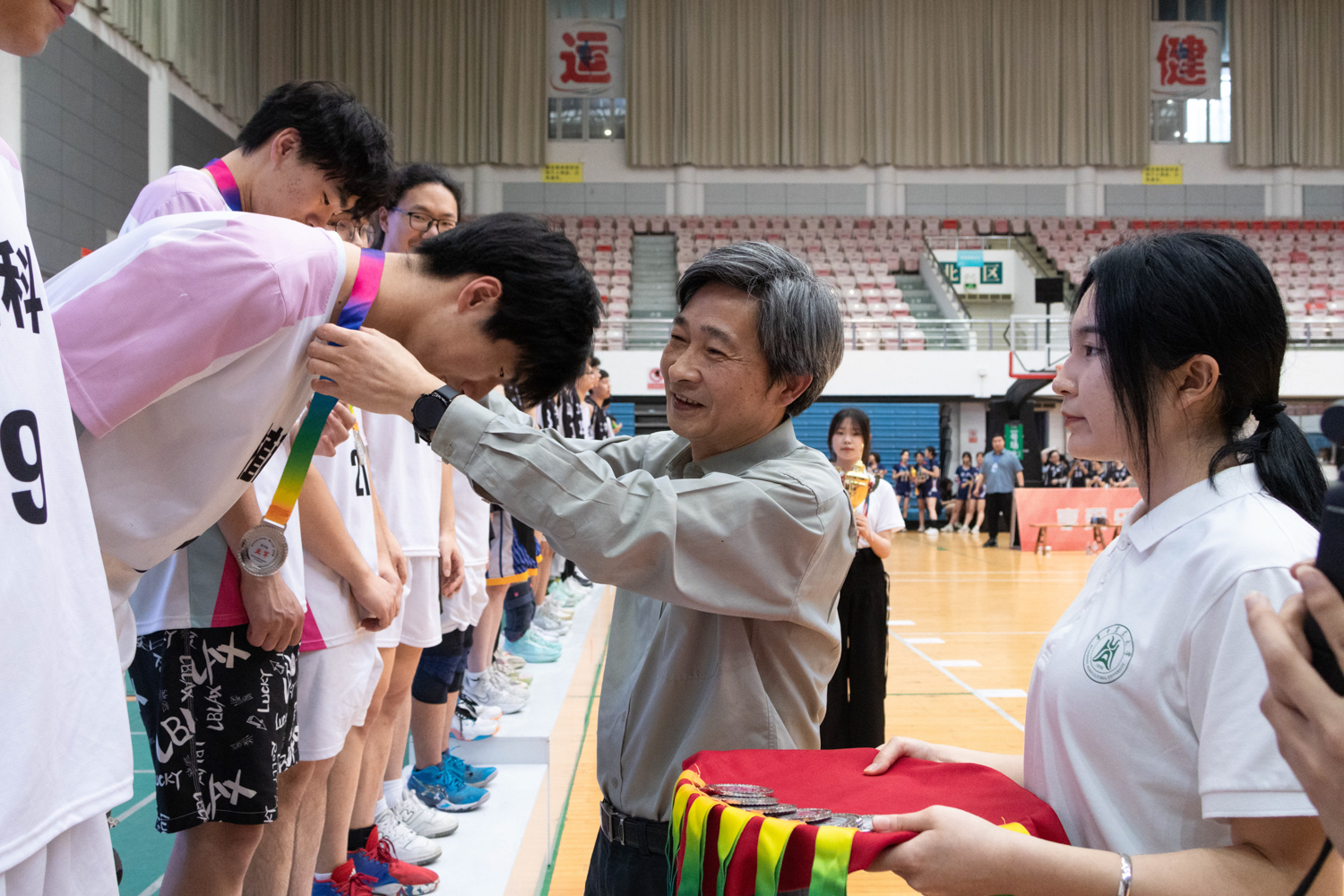 校党委书记高翅为植物科学技术性爱网男排队员颁奖(学通社记者 魏雨城 摄)