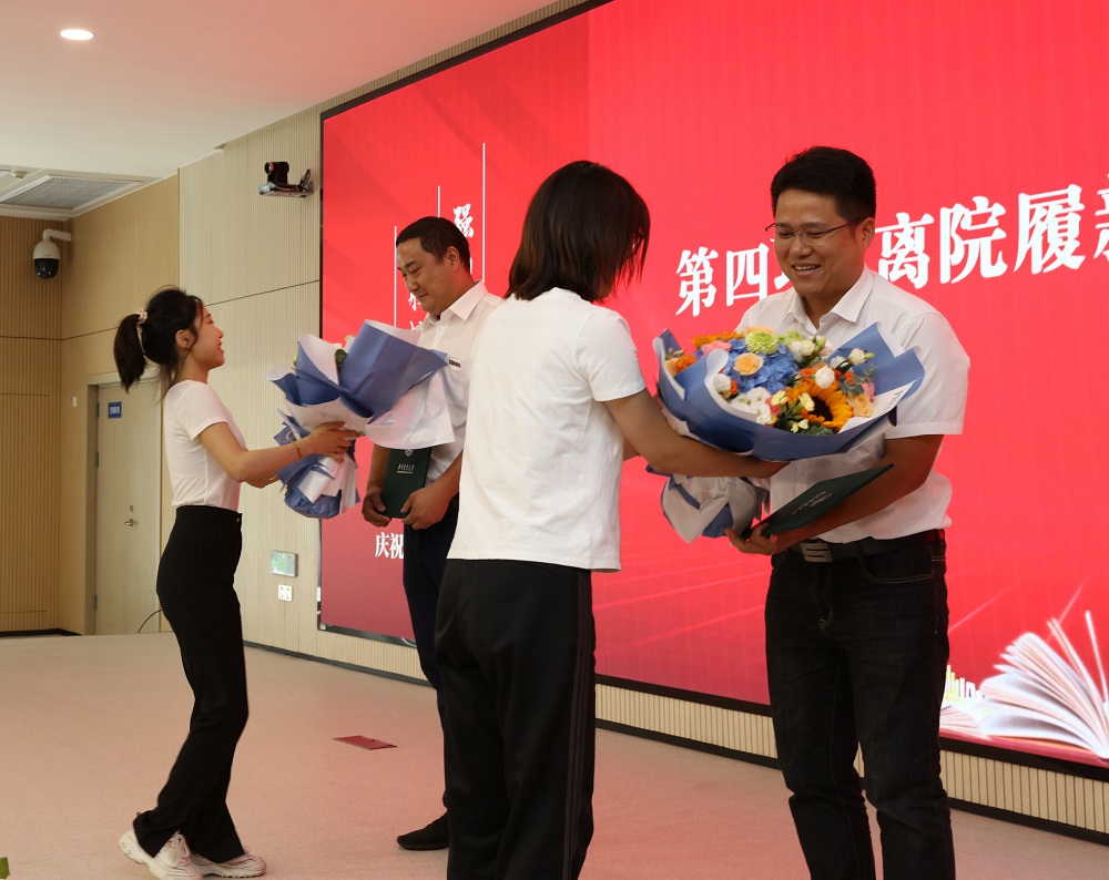 学生向离院履新教师献花(通讯员 晓萱 摄)