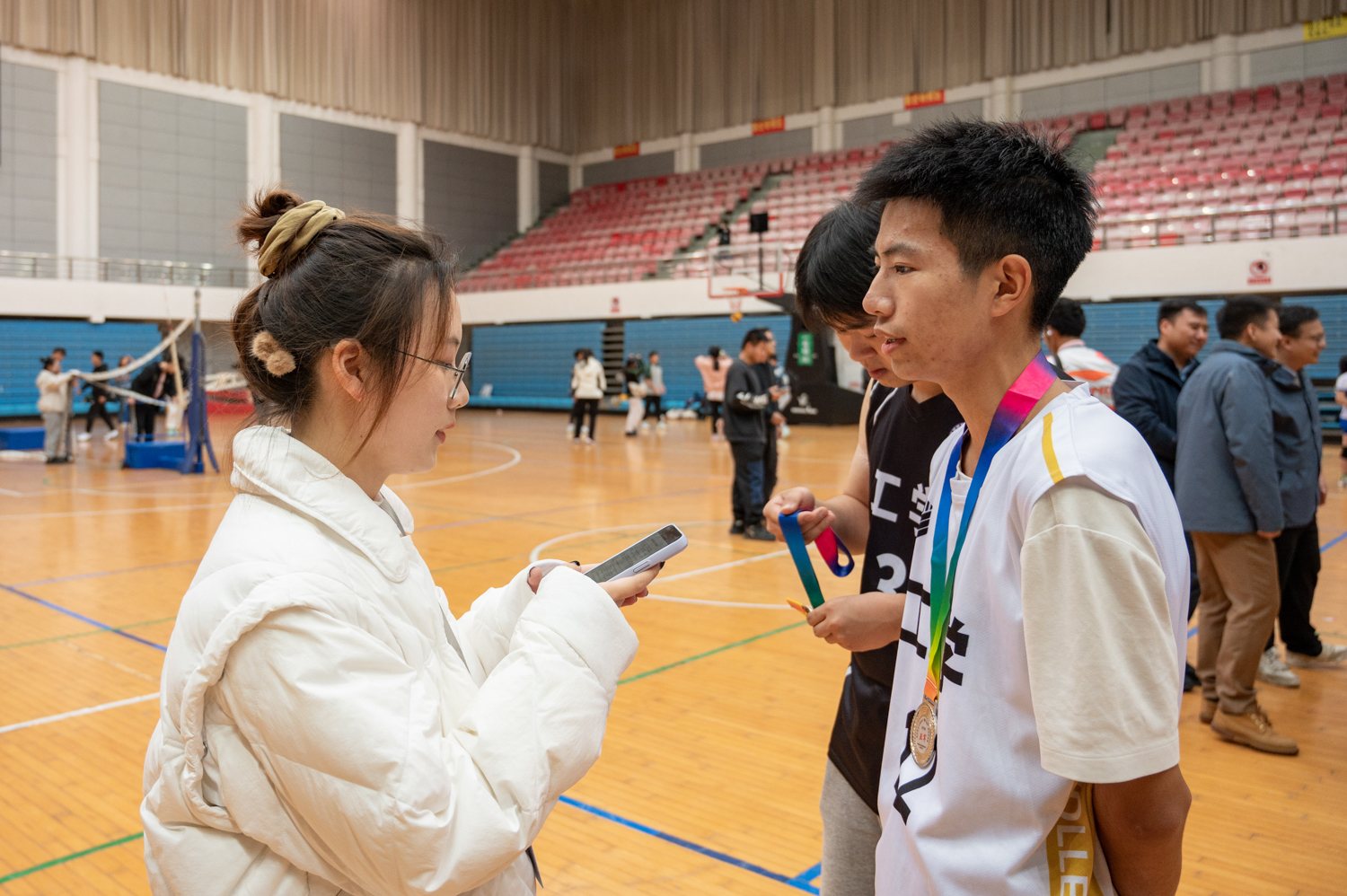 2023狮子山杯新生排球赛男排工性爱网12号曹怀洋同学采访现场（学通社记者 许可 摄）