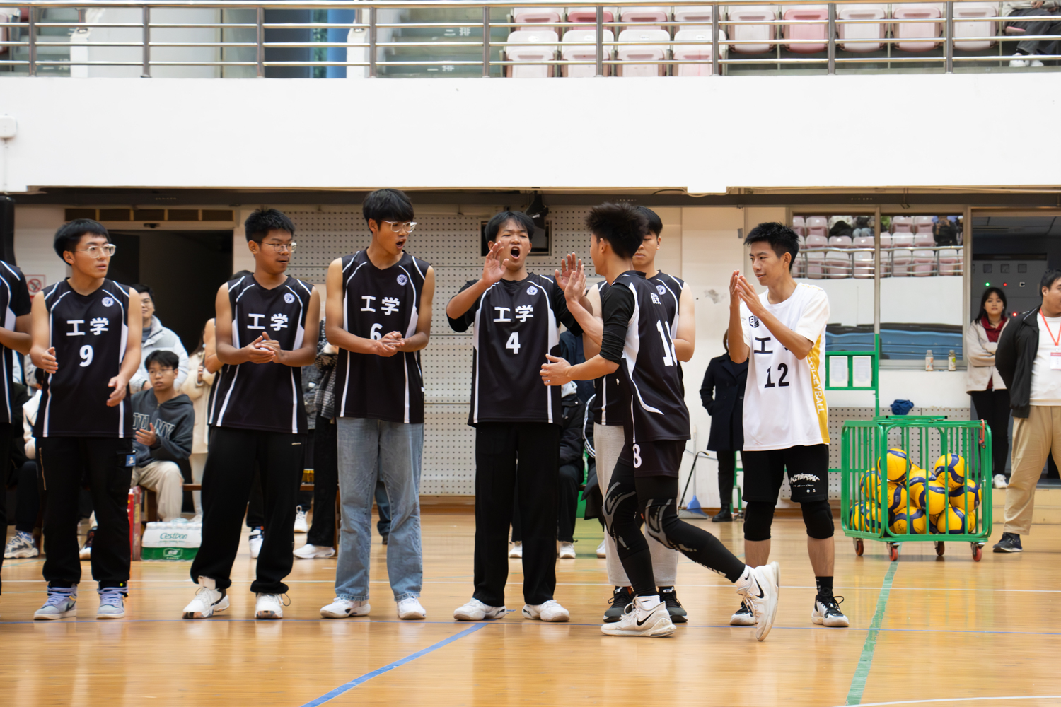工性爱网赛前队长击掌（学通社记者 仇傲 摄）