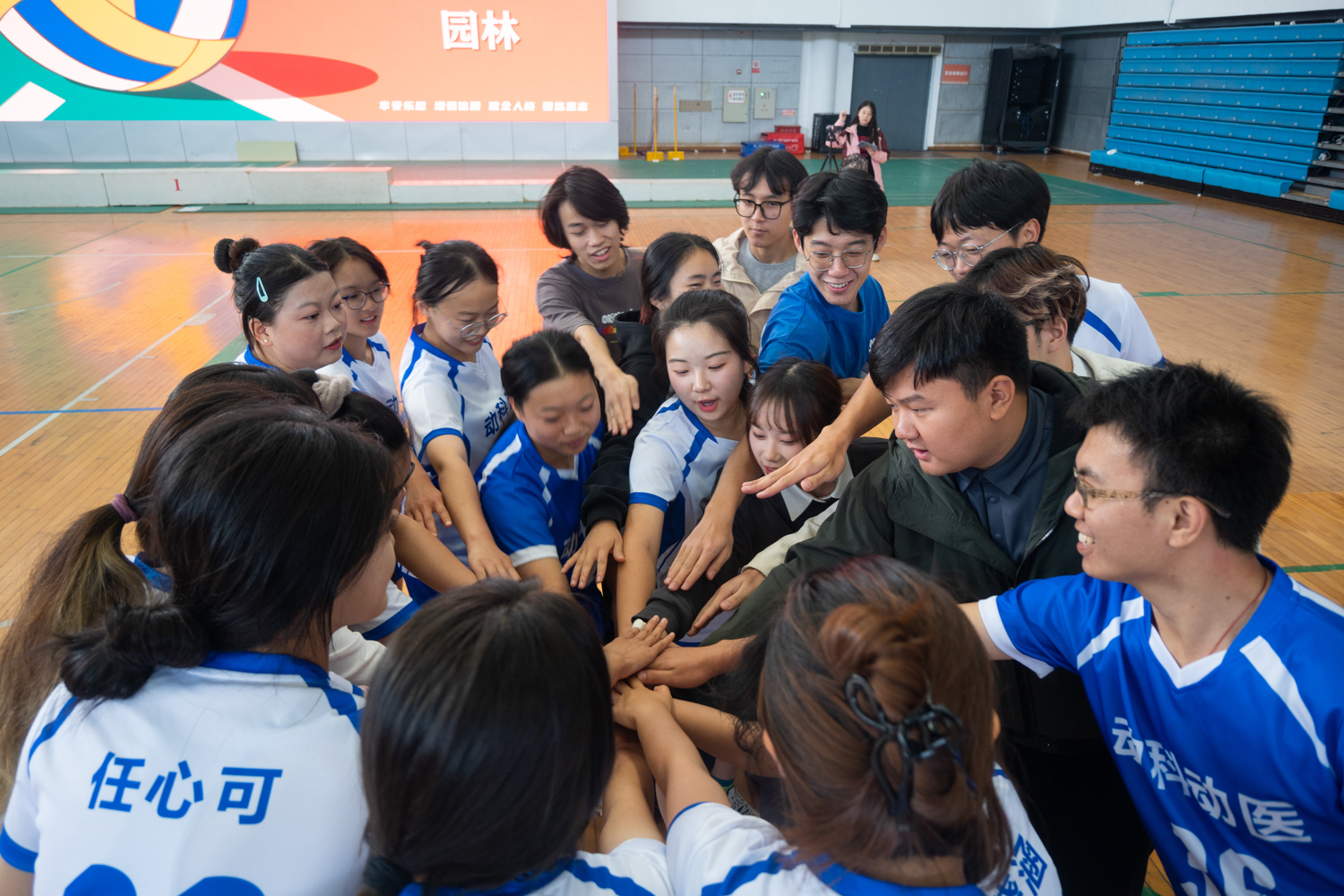 性爱网
赛前加油（学通社记者 张湛琦 摄）