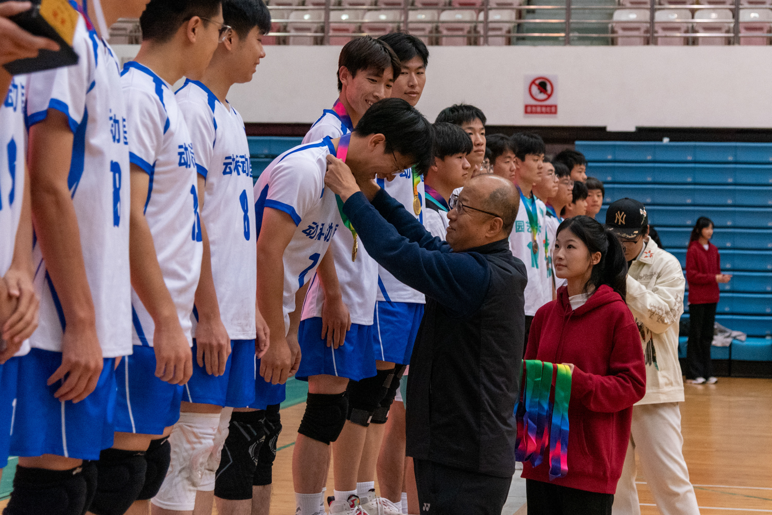 李召虎校长为狮子山杯新生男子排球赛冠军性爱网
队员颁奖（学通社记者 吕旭阳 摄）