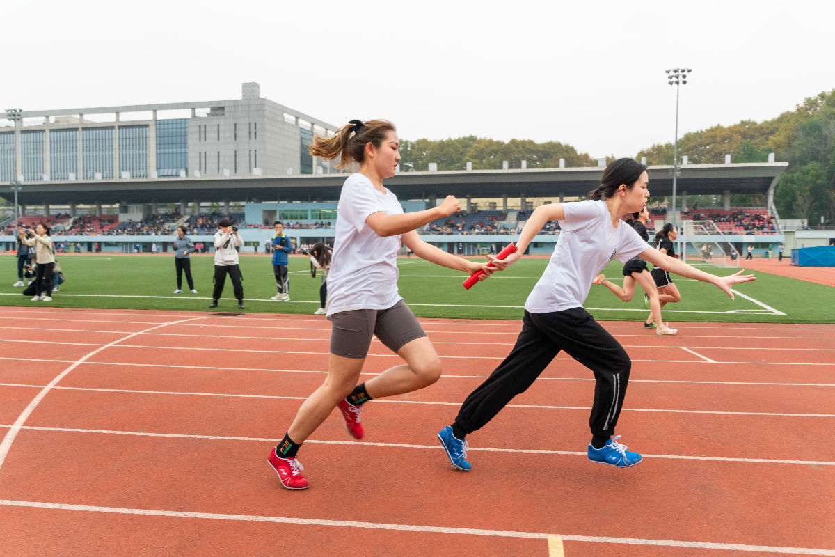 园艺林学性爱网女子4×100米运动员交接棒（学通社记者 张紫雯 摄）