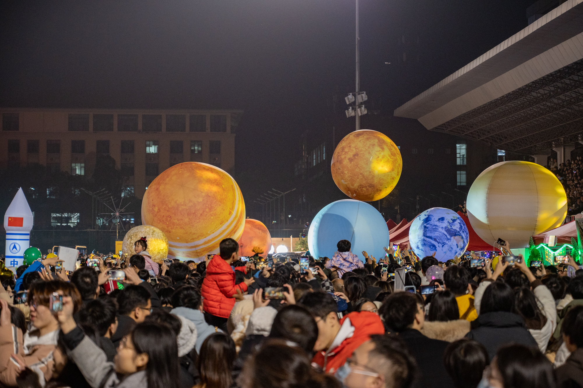 新年巡游化学性爱网方阵星球方阵(学通社记者 许可 摄)