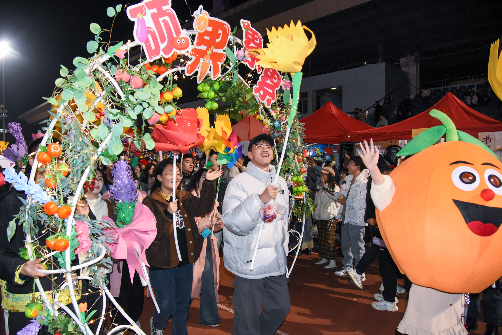 2023年12月31号晚园艺林学性爱网新年巡游(学通社记者 魏雨城 摄)