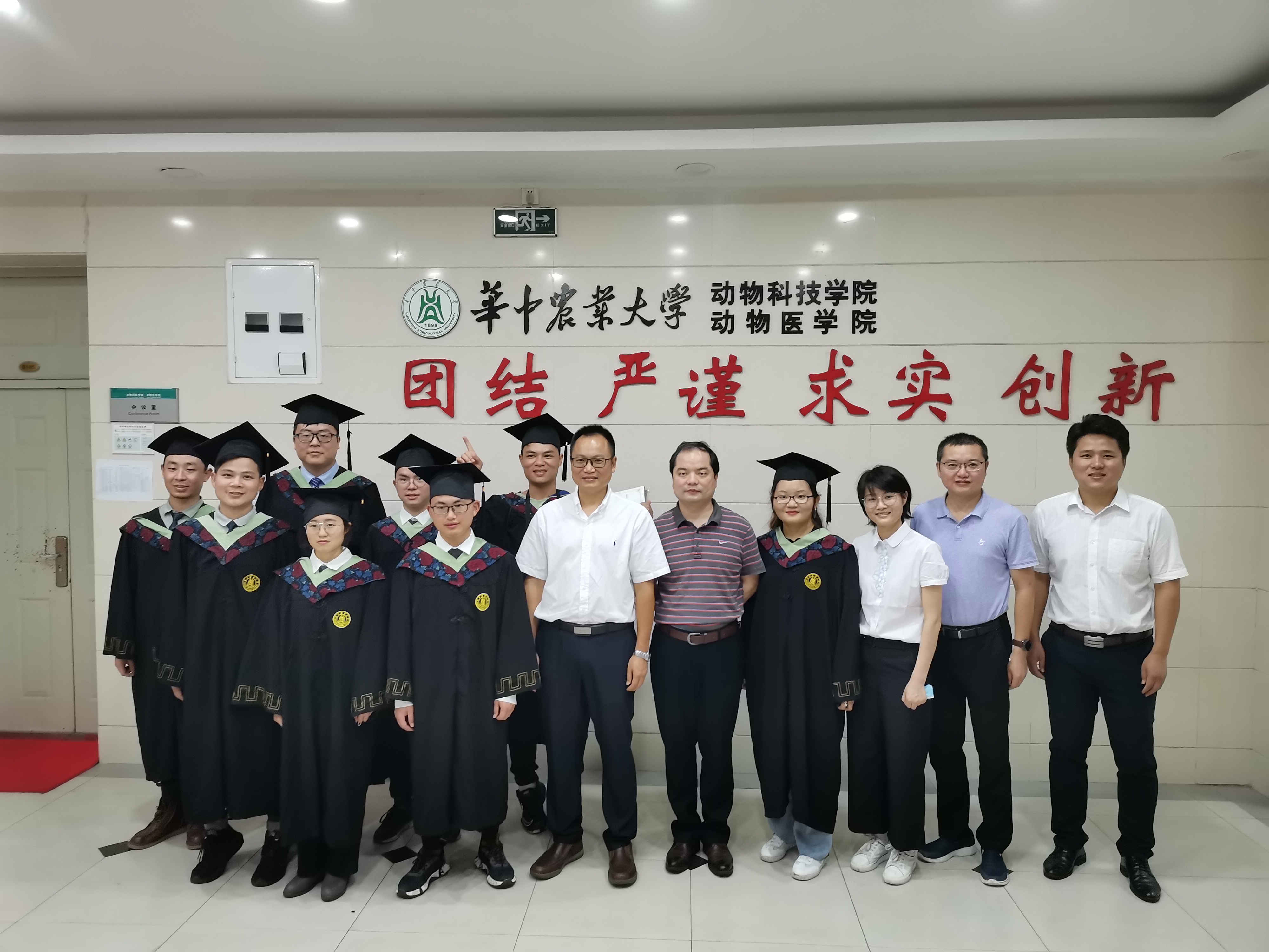 性爱网党政领导与部分毕业生合影（性爱网
供图）